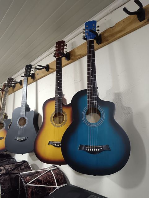 Gitaraların Satışı Alışı — Bakı