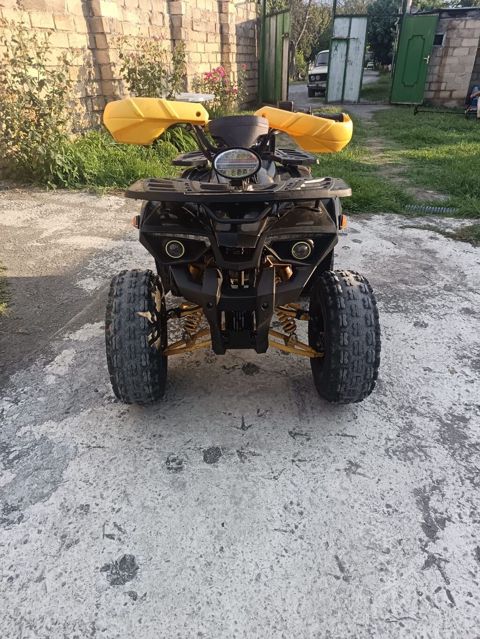 Hunter markalı kvadrosikl. Qara-sarı rəng kombinasiya­sında, off-road — Ağdaş