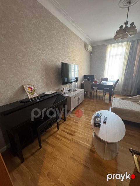 3-otaqlı mənzil, 28 May m., 85 m² — Bakı