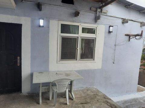 Ev bileceride merkezde yerlesir 3 otağ 1 metbex qaraci var heyeti var — Bakı