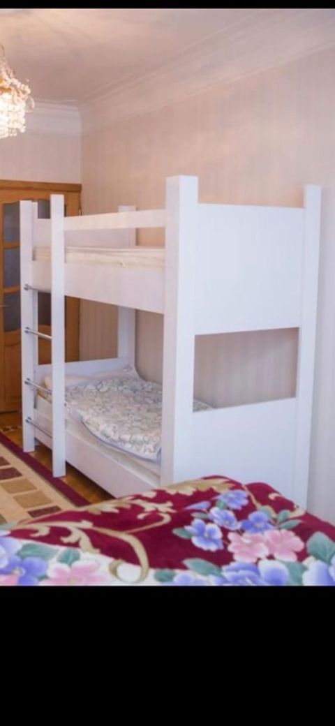 Ağ rəngdə iki mərtəbəli çarpayı - Kompakt dizayn: otaqda yerə qənaət — Bakı