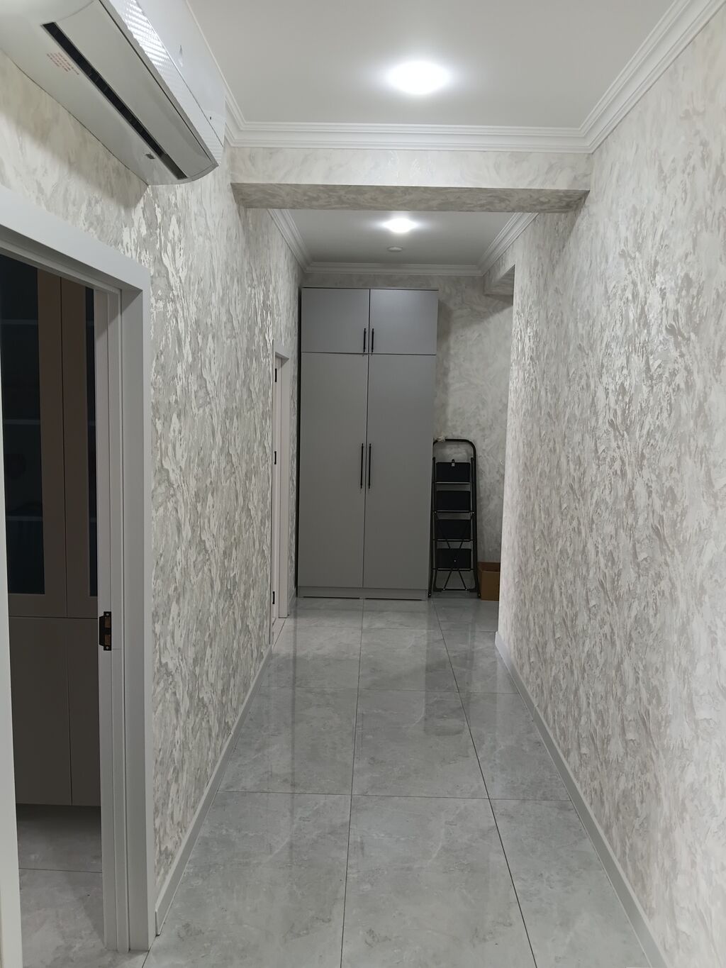 Ev sarayda yerləşir. Mənzildə konditsaner, kombi sistemi, otaqlarda — Daşınmaz əmlak, Novxanı (6)