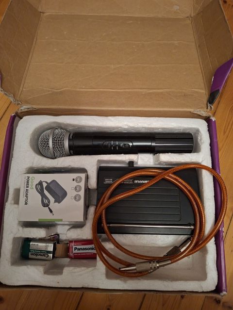 Shure SH-200 simsiz mikrofon sistemi Komplekt: - Simsiz əl mikrofonu — Digah