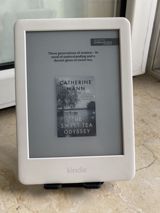 Amazon Kindle (10-cu nəsil) elektron oxu kitabı. Məhsulun qutusu — Электронные книги
