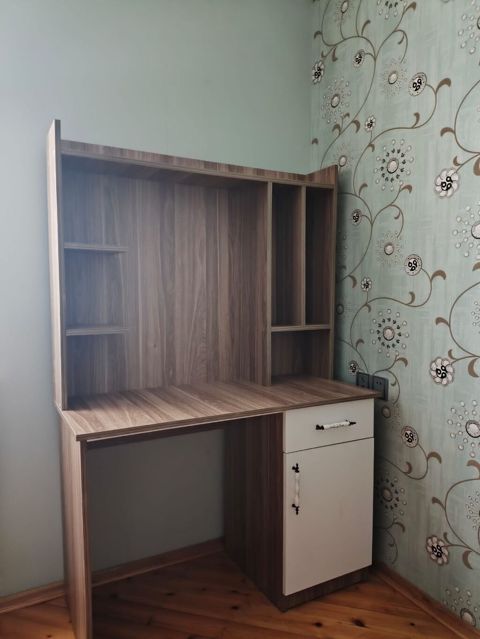 Yazi masasi satilir///olcu eni 110 sm /hundurlik 1.65 metr Qiymet 170 — Mehdiabad