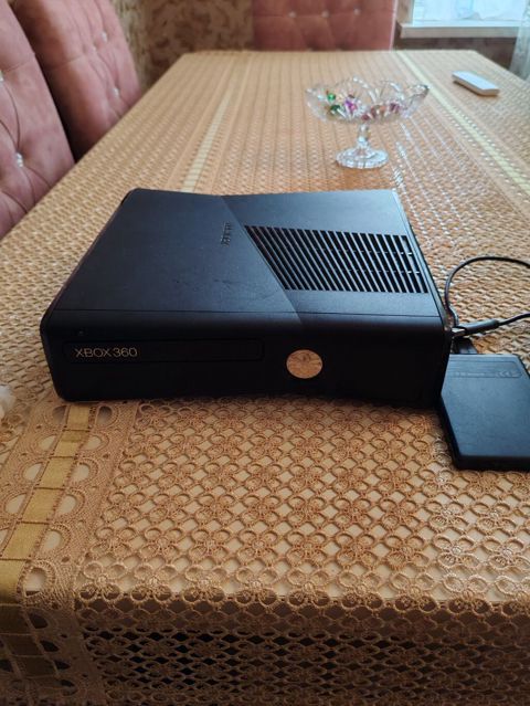 Xbox 360 Slim oyun konsolu dəsti Tam dəst: - Xbox 360 Slim konsolu — Digah