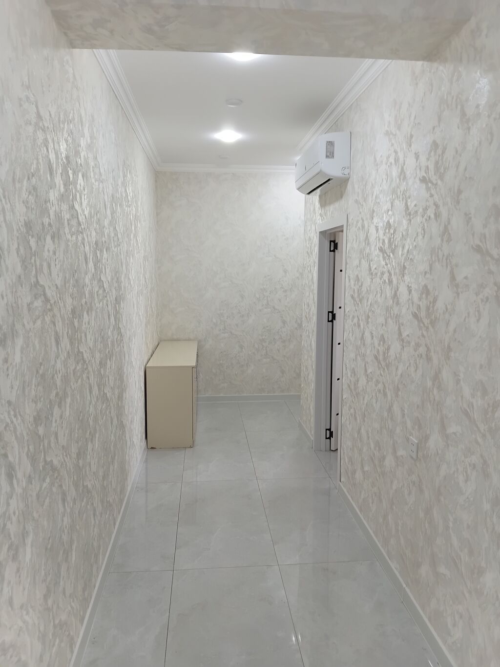 Ev sarayda yerləşir. Mənzildə konditsaner, kombi sistemi, otaqlarda — Daşınmaz əmlak, Novxanı (5)
