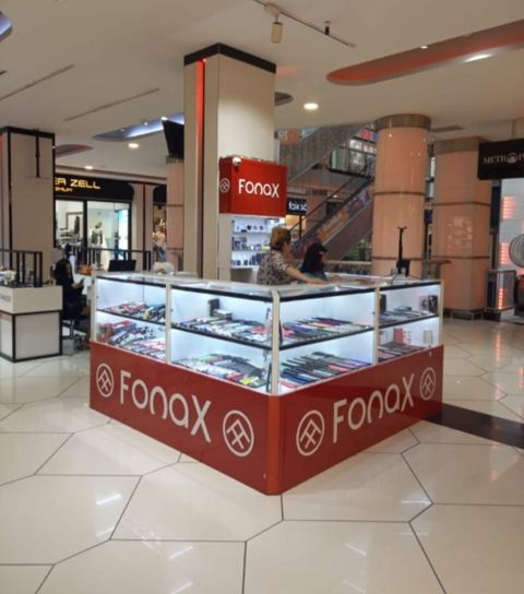 Telefon aksesuarı vitrinləri — Bakı
