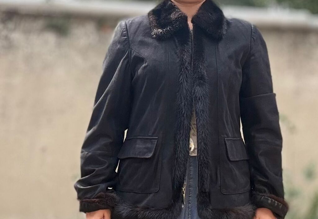 Qara rəngli qadın gödəkçəsi. Model klassik və səliqəli kəsimdədir, ön — Kurtkalar, Bakı (2)