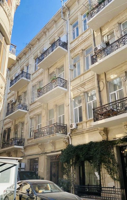 Satılır 3 otaqlı köhnə tikili 130 m² — Bakı