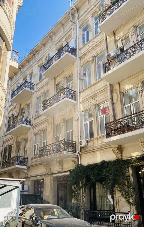 Satılır 3 otaqlı köhnə tikili 130 m²