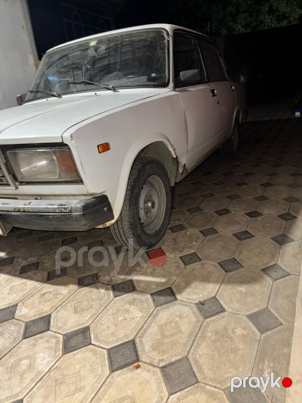 VAZ 2107 sedan – ağ rəng, klassik “Jiguli” dizaynı ilə. Ön xrom — Avtomobillər, Göytəpə (6)