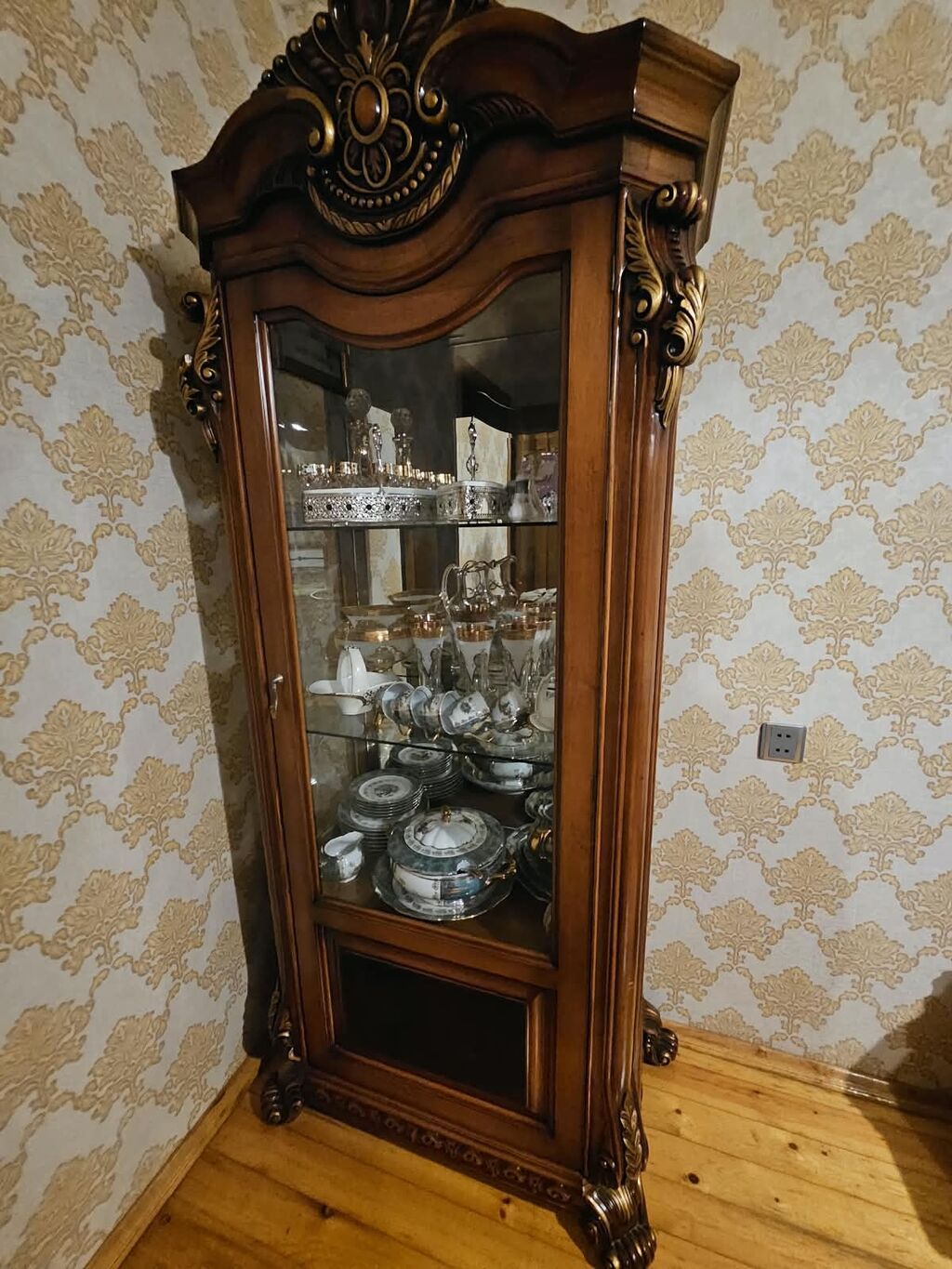Klassik üslubda vitrin şkaf - Material: təbii ağac (qoz rəngində), əl — Biznes və avadanlıq, Bakı (3)
