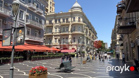 Satılır 5 otaqlı köhnə tikili 320 m²