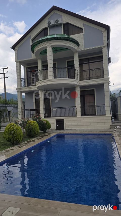 Satılır 8 otaqlı həyət evi/bağ evi 330 m²