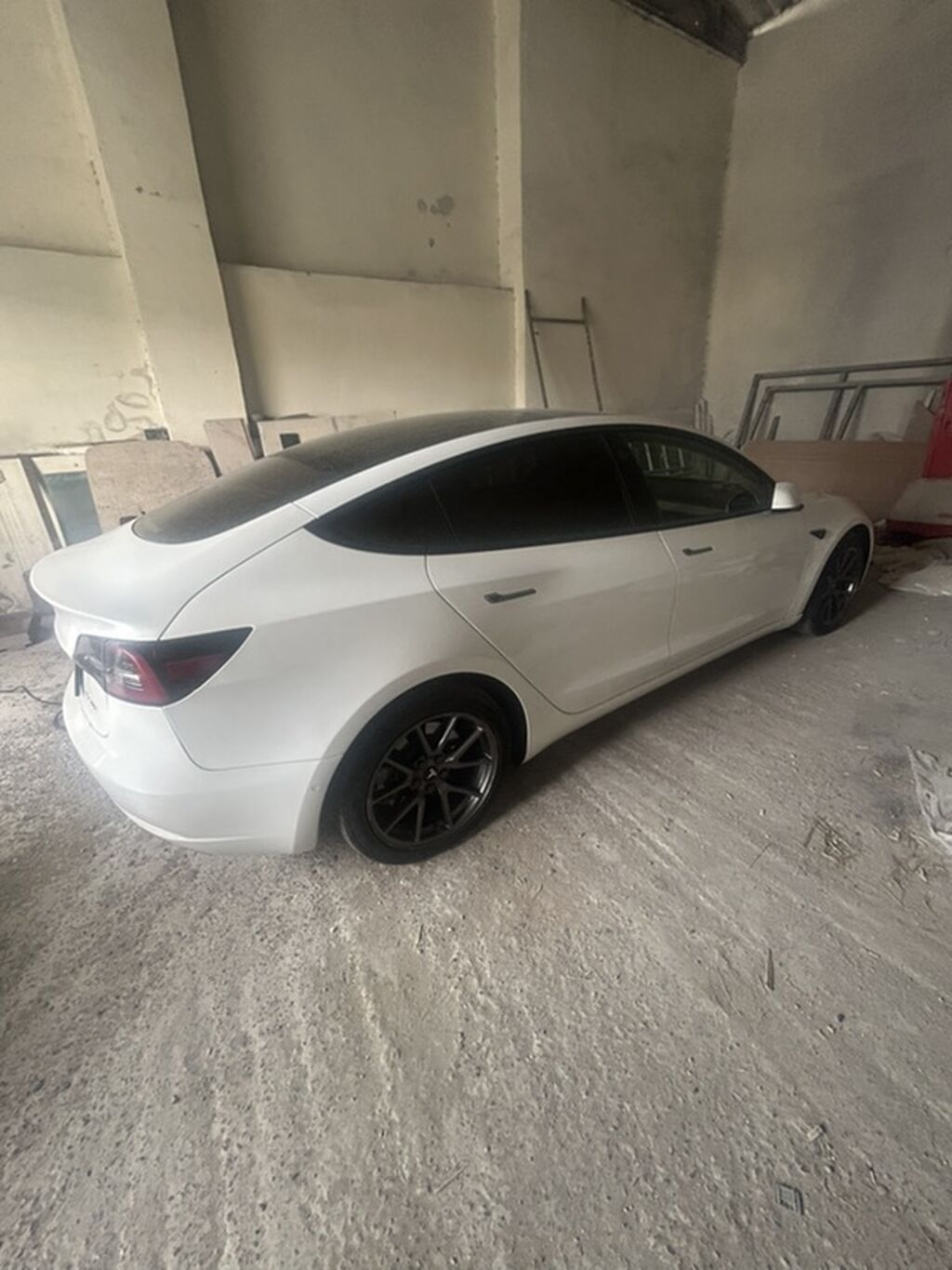 Tesla Model 3, ağ mirvari rəng, elektrik sedan. Amerikadan yüngül — Avtomobillər, Masazır (4)