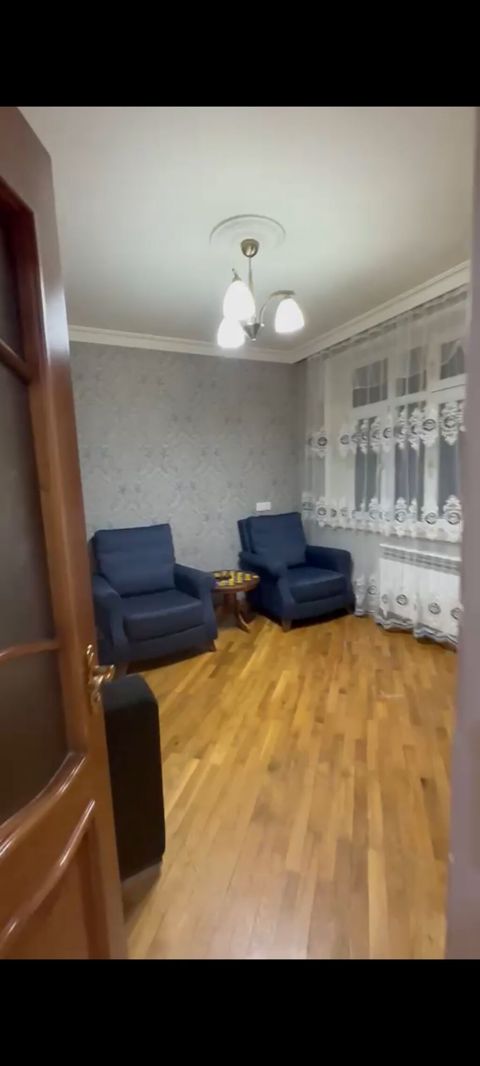 Nərimanov metrosuna piyada 10 dəqiqə məsafədə yerləşən 4 otaqlı ev — Bakı