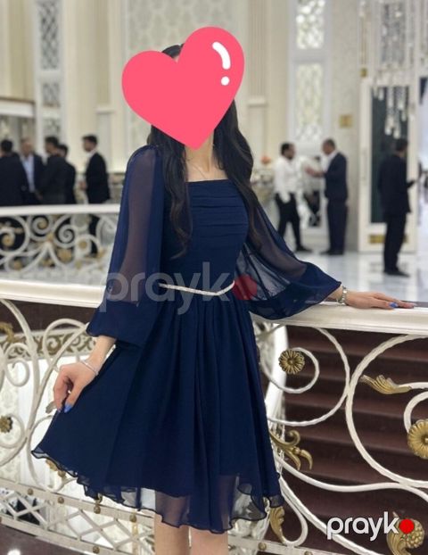 Tünd göy rəngdə zərif ziyafət paltarı. - Dizə qədər uzunluq, çoxqatlı