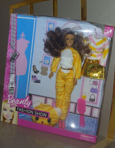 “Beauty Fashion Show” tematikli geyim dəsti ilə maneken kukla — Digah