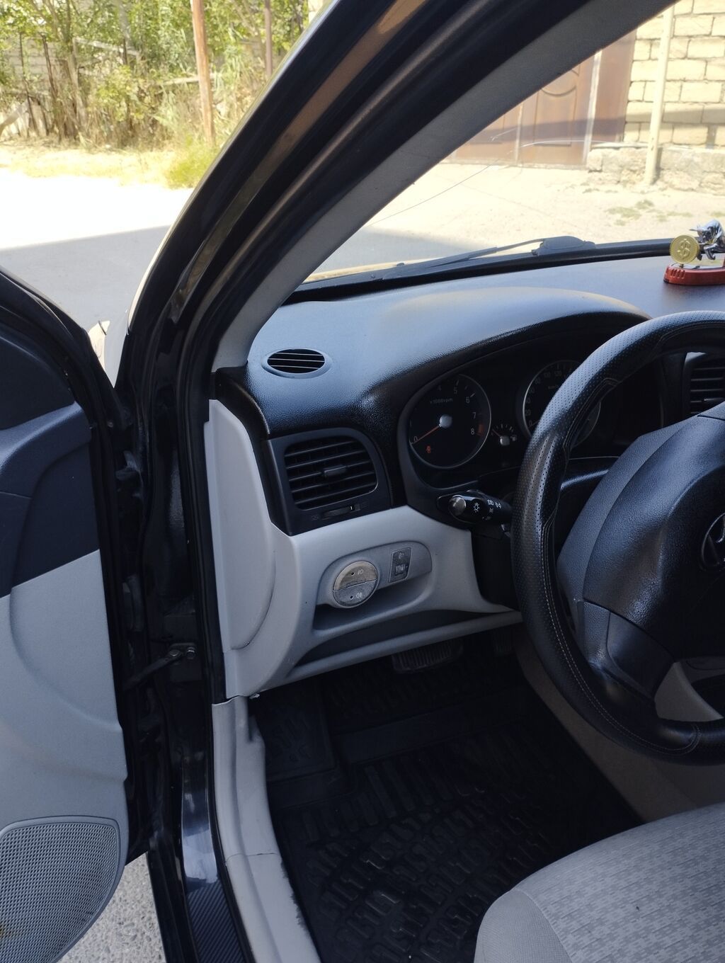 Hyundai Accent sedan kuzalı avtomobil təqdim olunur. Avtomobil qara — Avto, Digah (5)