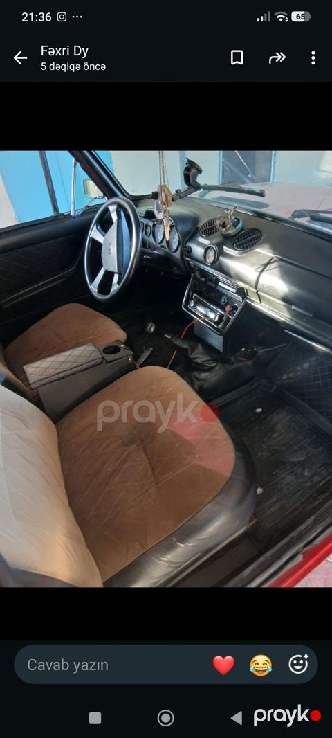 VAZ 2106, qırmızı rəng. Sedan kuzov, klassik dizaynlı ön və arxa