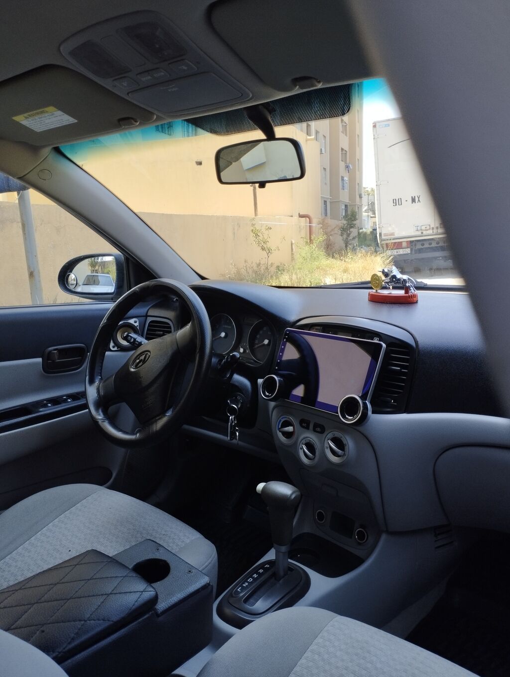 Hyundai Accent sedan kuzalı avtomobil təqdim olunur. Avtomobil qara — Avto, Digah (6)
