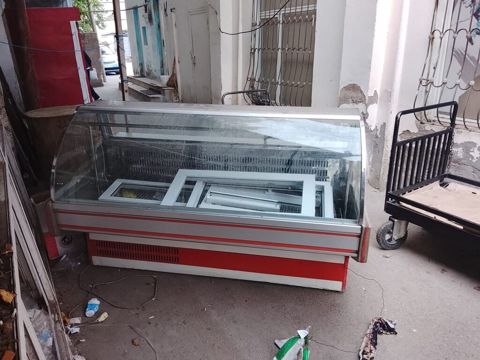 Şüşəli vitrin tipli soyuducu avadanlıq. Market, ərzaq mağazası, ət-süd — Digah