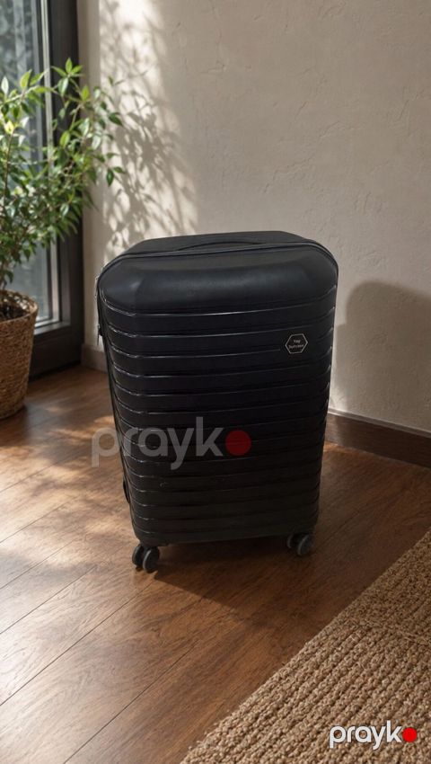 Sərt gövdəli təkərli çamadan - Rəng: qara - Korpus: zolaqlı dizayna — Bakı