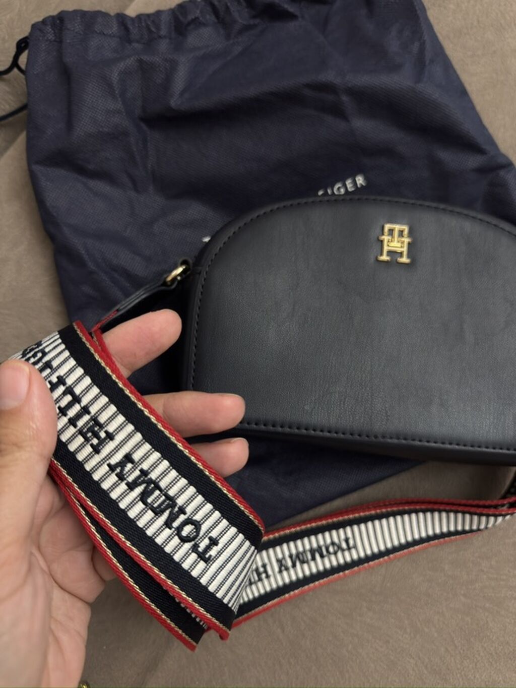 Tommy Hilfiger çanta Tünd göy rəngdədir yaxşı vəziyyətdədir çexolu var — Çantalar, Bakı (3)