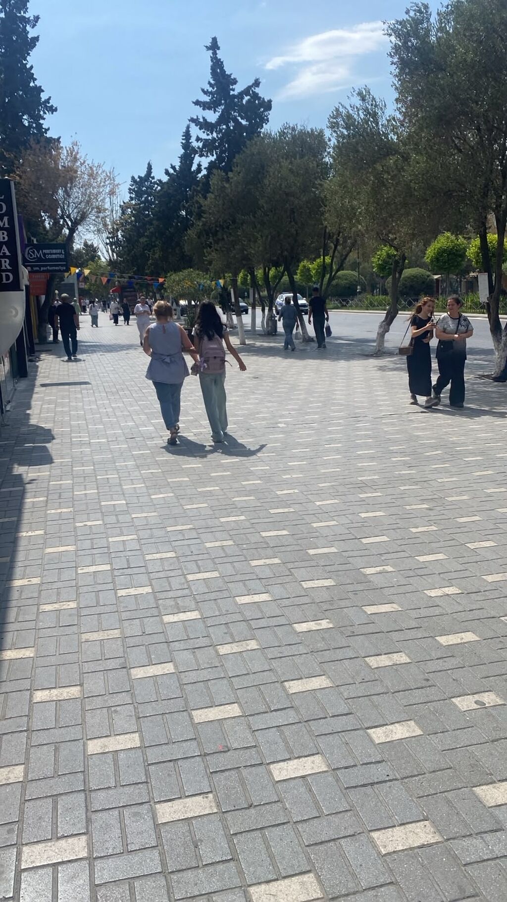 Hazır ətir biznesi satılır maraqlananlar mağazaya yaxınlaşıb ətirlərə — Mebel, Sumqayıt (2)