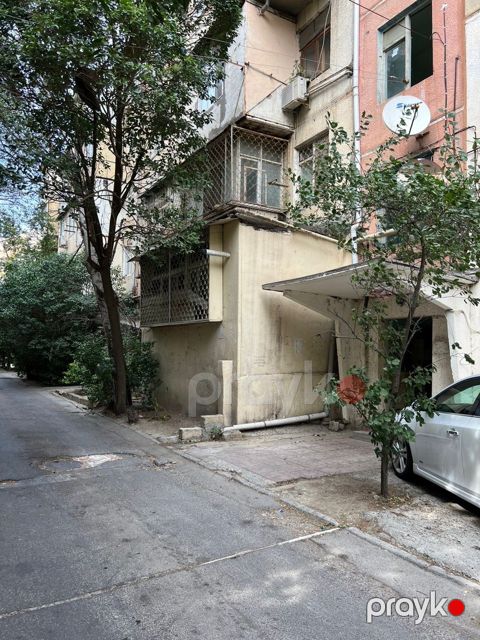 Satılır 2 otaqlı köhnə tikili 65 m²