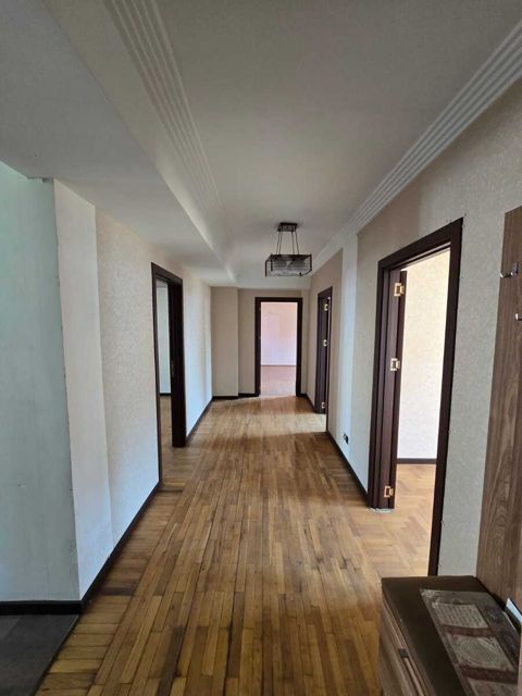 Satılır 5 otaqlı köhnə tikili 170 m² — Bakı