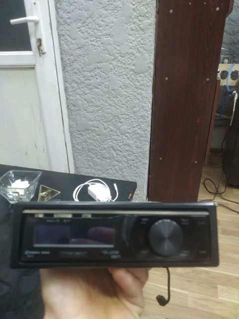 Pioneer avtomobil maqnitofonu (1-DIN) Xüsusiyyətlər: - Ön paneldə LCD — Bakı