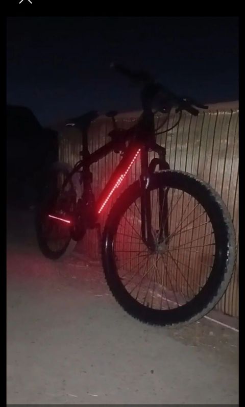 Dağ velosipedi, gövdə və çarx hissəsində qırmızı LED işıq lentləri — Pirəkəşkül