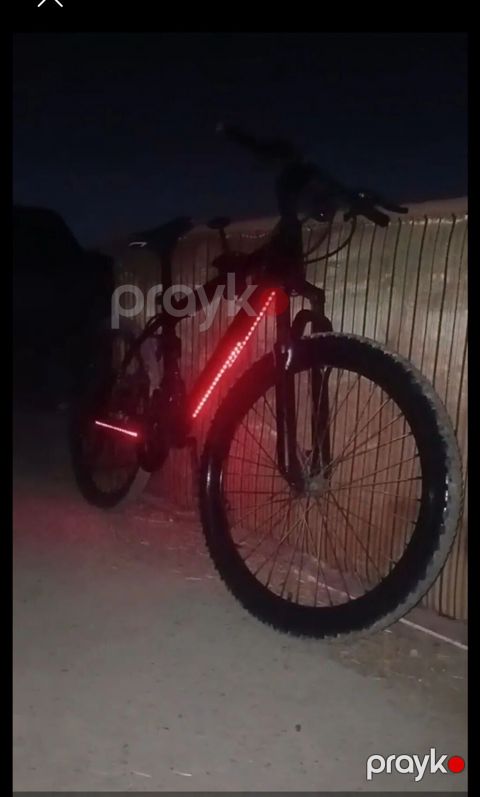 Dağ velosipedi, gövdə və çarx hissəsində qırmızı LED işıq lentləri