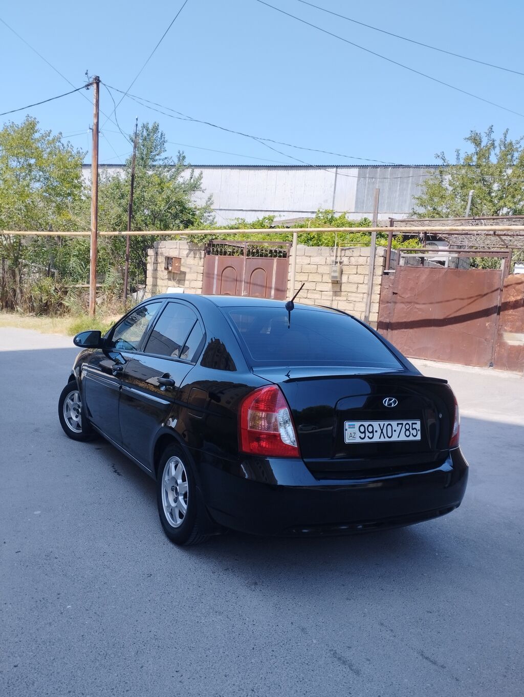 Hyundai Accent sedan kuzalı avtomobil təqdim olunur. Avtomobil qara — Avto, Digah (3)