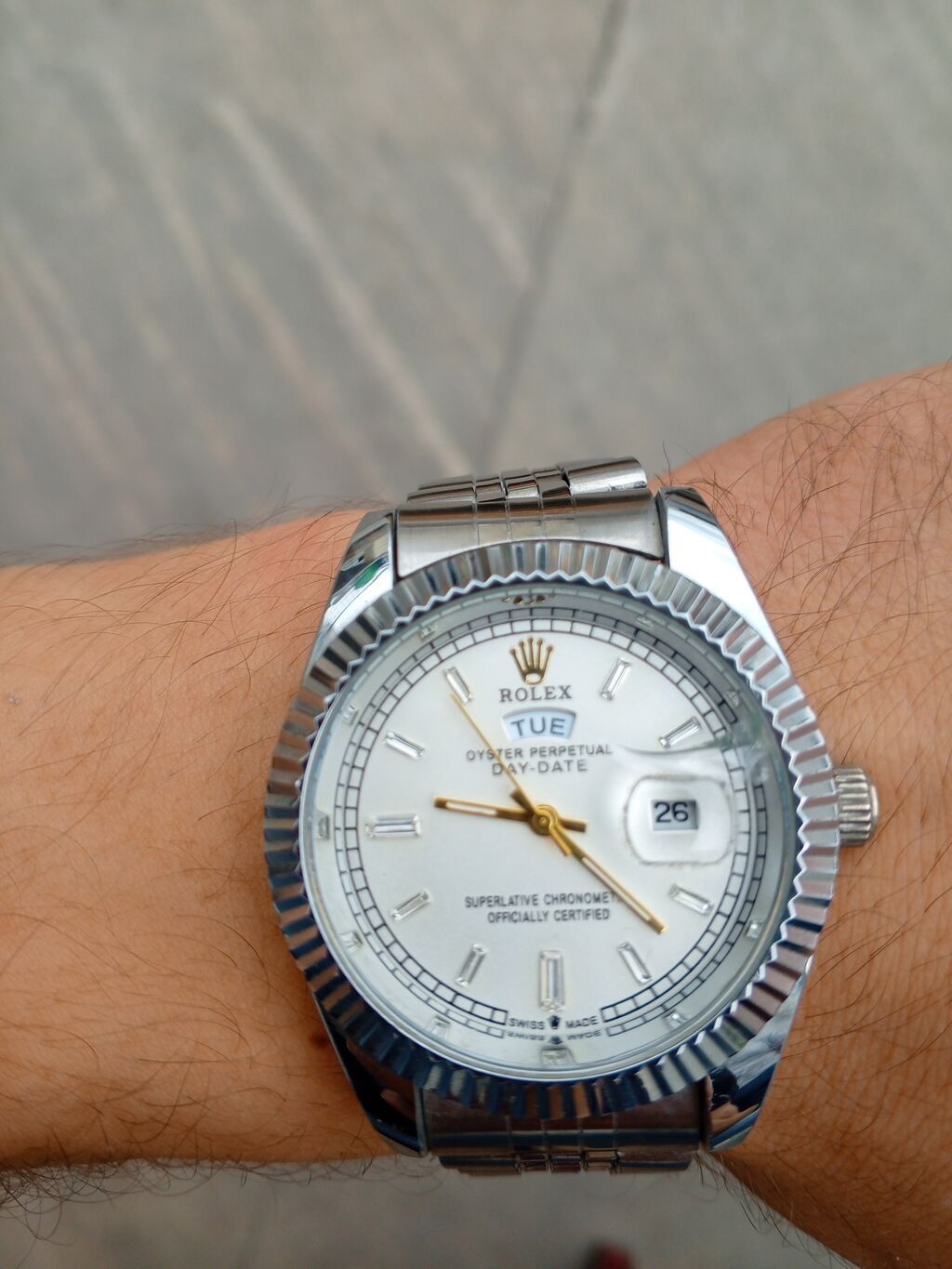 Saat: Rolex Oyster Perpetual Day‑Date stili, gümüşü tonlarda — Qol saatları, Saray (2)