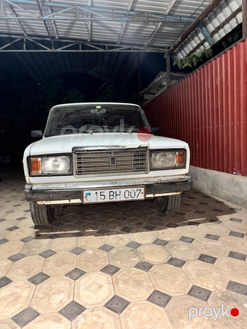 VAZ 2107 sedan – ağ rəng, klassik “Jiguli” dizaynı ilə. Ön xrom — Avtomobillər, Göytəpə (2)