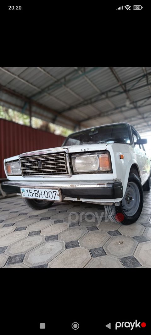 Model: VAZ 2107 (Lada Riva), sedan, ağ rəng. Detallar: - Klassik