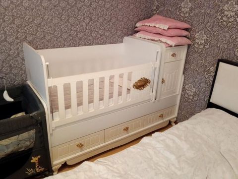 Uşaq beşiyi ilə birgə kombinə edilmiş komodlu modellə təqdim olunur — Bakı