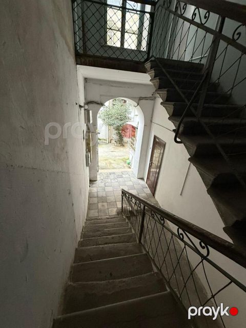 Satılır 2 otaqlı köhnə tikili 75 m²