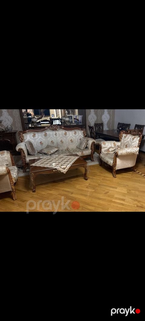 Qonaq otağı üçün klassik üslubda yumşaq mebel dəsti. Dəstə 1 ədəd