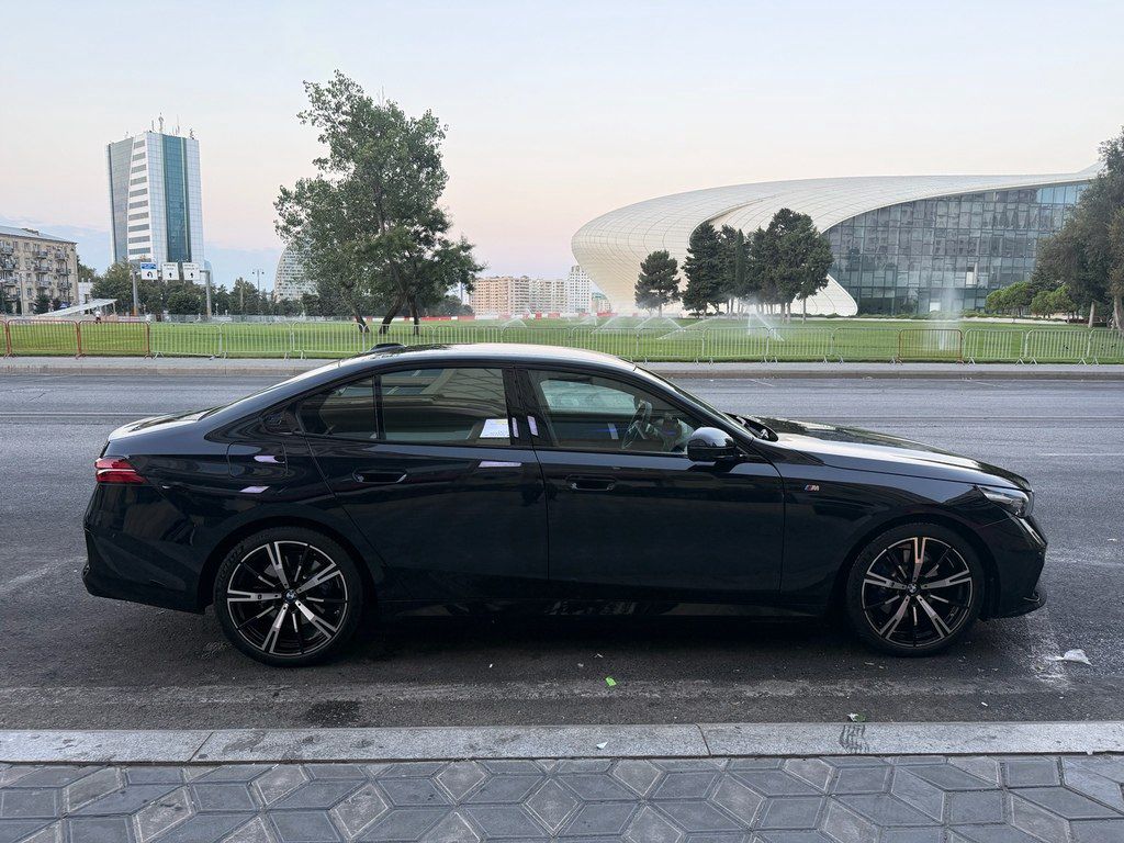 BMW 530e, 2.0 L, 19.4 kWh, 2025 il, 7 000 km — Avtomobillər, Bakı (4)