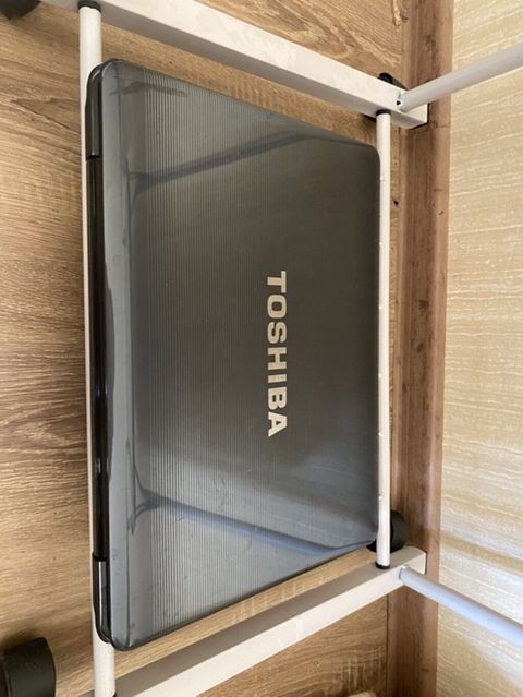 Toshiba noutbuk. Tək ekranı sınıqdı. Bütün ehtiyat hissələrini üstündə — Bakı