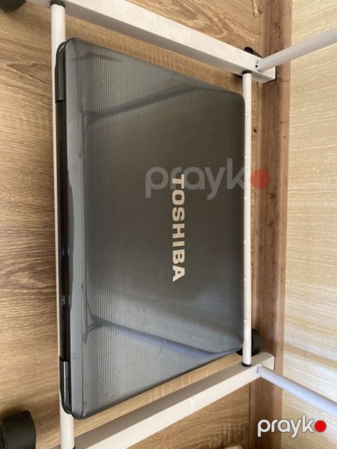 Toshiba noutbuk. Tək ekranı sınıqdı. Bütün ehtiyat hissələrini üstündə — Bakı