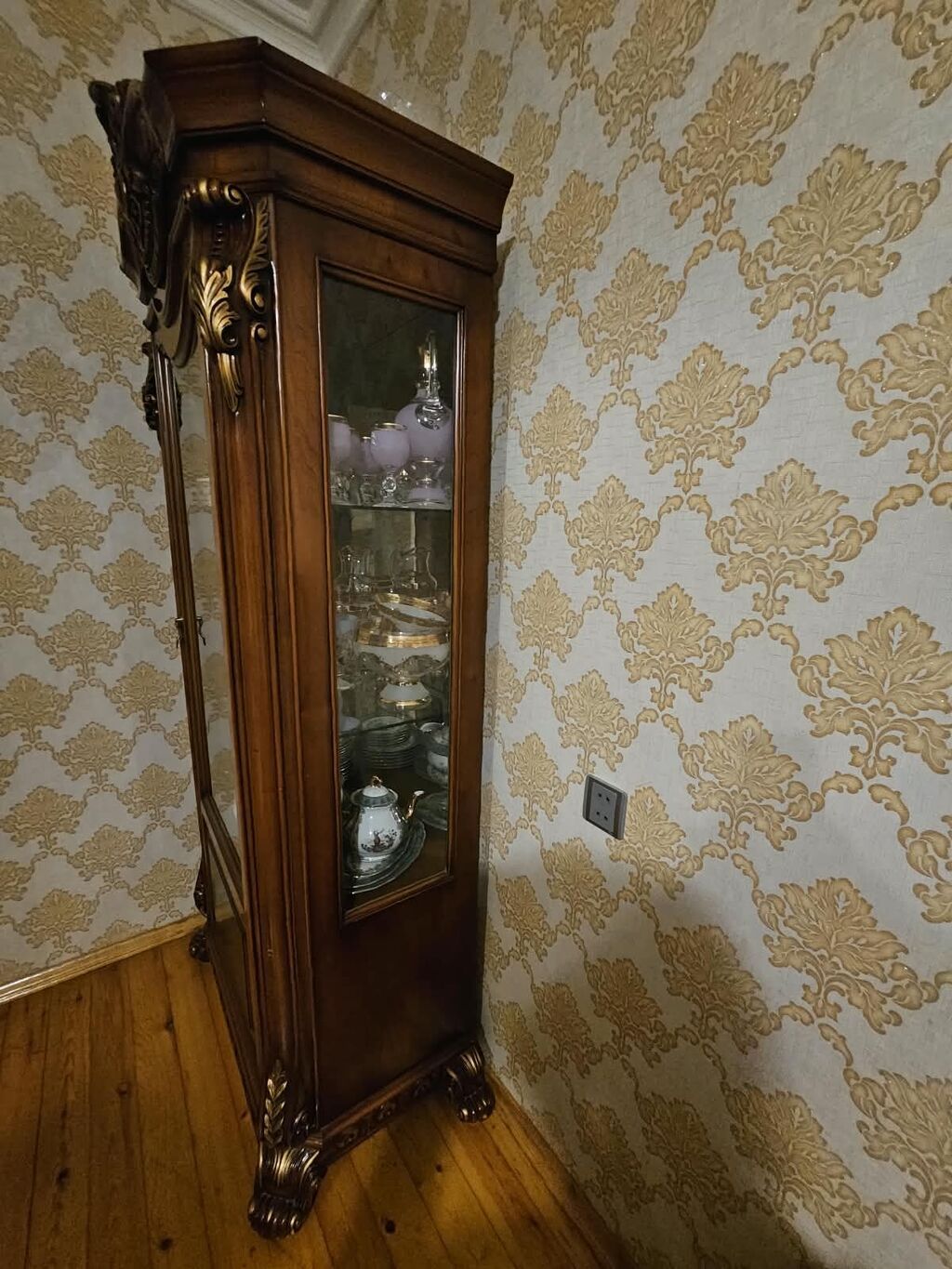 Klassik üslubda vitrin şkaf - Material: təbii ağac (qoz rəngində), əl — Biznes və avadanlıq, Bakı (2)