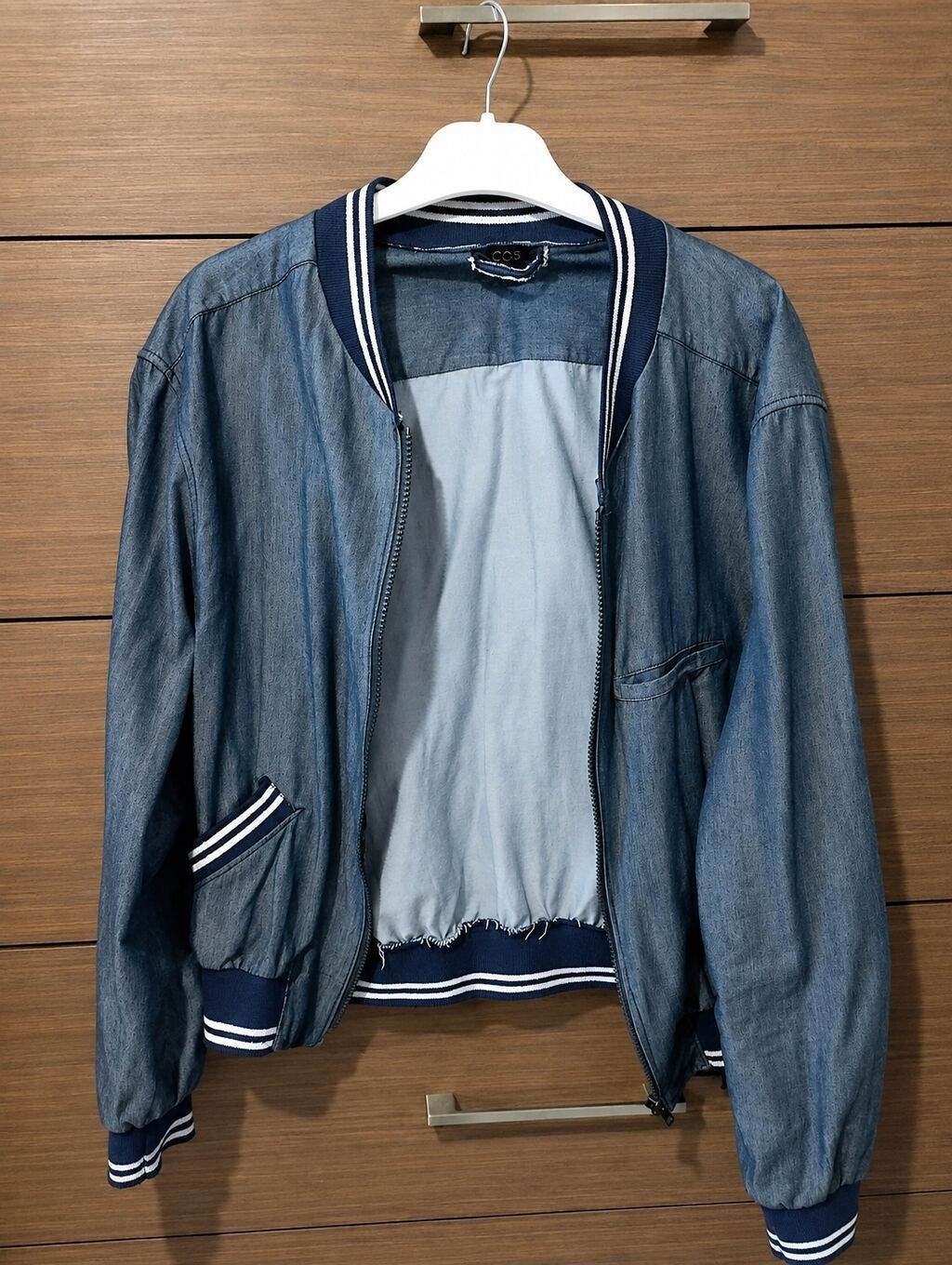 L razmer jaket, nazik cins materialdır. Yazda, payızın əvvəli üçün — Kurtkalar, Bakı (2)