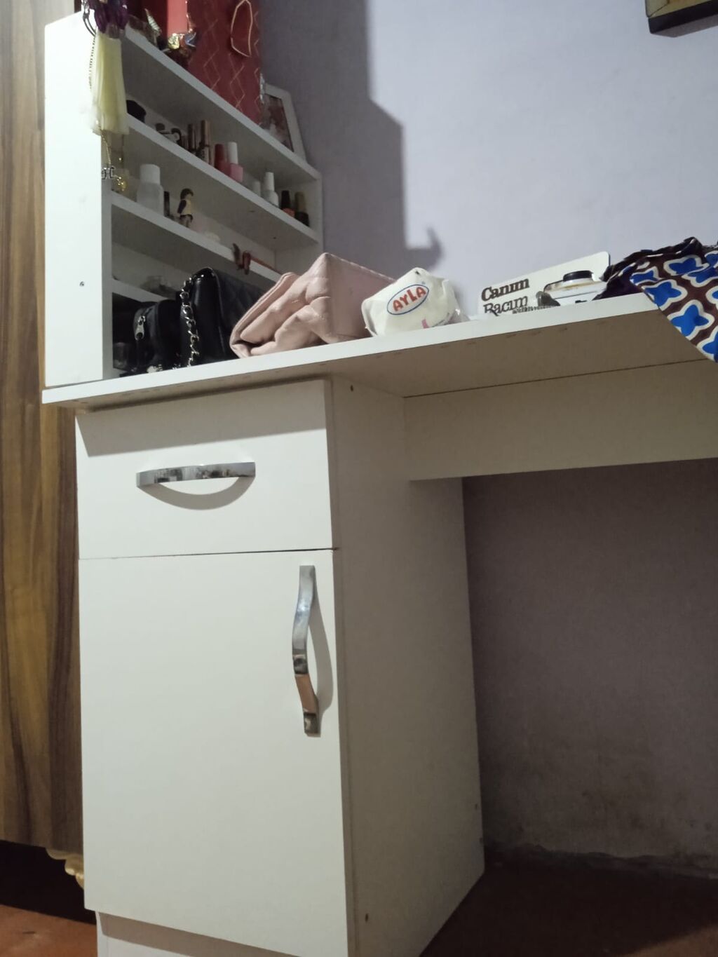 Kvadrat masa, Siyirməli, Polkalı, Sadə laminat — Mebel, Bakı (3)