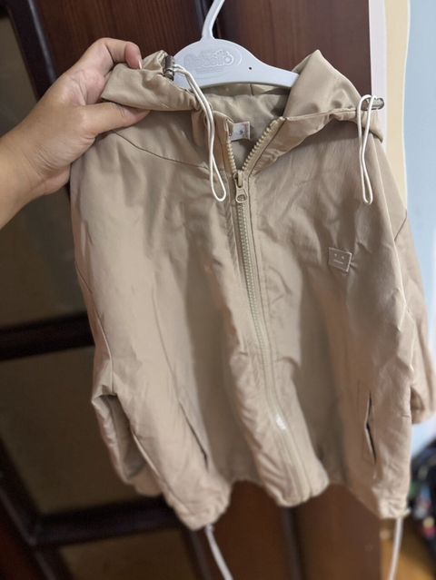 Uşaq üçün bej rəngli yüngül küləkkeçirməz jaket. - Model: kapüşonlu