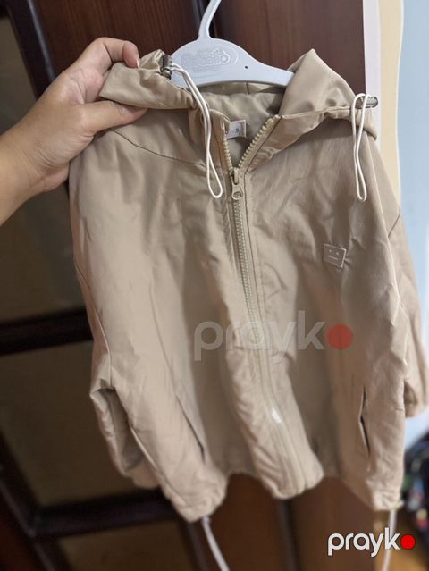 Uşaq üçün bej rəngli yüngül küləkkeçirməz jaket. - Model: kapüşonlu